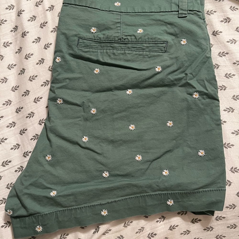 Khaki shorts with cute daisy print